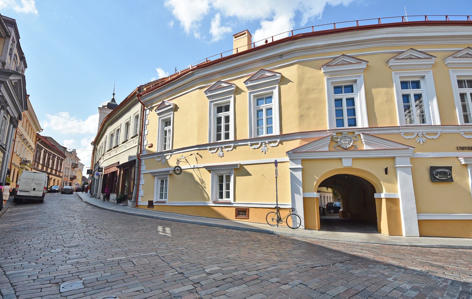 Bžostovskių rūmų rekonstrukcija ir valdymas